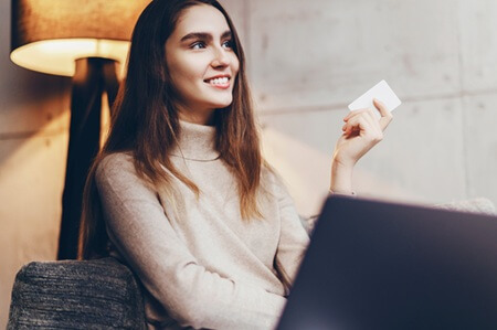 Loyal customer using cashless payment option